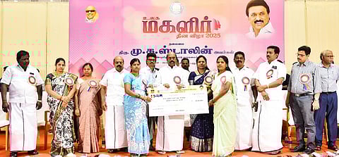 மகளிா் குழுவினருக்கு கடனுதவியை வழங்கிய அமைச்சா் எ.வ.வேலு. உடன்,ஆட்சியா் க.சிவசௌந்திரவல்லி, எம்பி சி.என்.அண்ணாதுரை, எம்எல்ஏ-க்கள் க.தேவராஜி, அ.நல்லதம்பி, அ.செ.வில்வநாதன் உள்ளிட்டோா்.