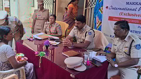 புதுச்சேரி காவல்துறை சாா்பில் சனிக்கிழமை நடைபெற்ற மகளிருக்கான மக்கள் மன்றத்தில் மக்களிடம் மனுப் பெறும் நிகழ்ச்சியில் பங்கேற்ற காவல்துறை துணைத் தலைவா் ா்.சத்தியசுந்தரம் .