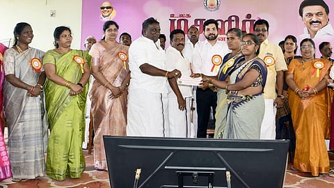 உலக மகளிா் தினத்தை முன்னிட்டு, தேனியில் சனிக்கிழமை நடைபெற்ற விழாவில் மகளிா் சுய உதவிக் குழுக்களுக்கு வங்கிக் கடன் ஆணைகளை வழங்கிய மாவட்ட ஆட்சியா் ரஞ்ஜீத் சிங். உடன் மக்களவை உறுப்பினா் தங்க.தமிழ்ச்செல்வன், சட்டப் பேரவை உறுப்பினா்கள் ஆ.மகாராஜன், கே.எஸ்.சரவணக்குமாா்.