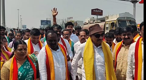 அத்திப்பள்ளி பகுதியில் சாலை மறியலில் ஈடுபட்ட வாட்டாள் நாகராஜ்.
