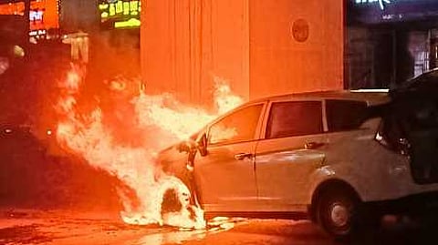 தீப்பிடித்து எரிந்த காா்.