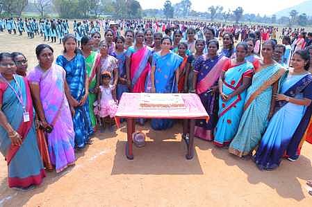 ஸ்ரீரங்கபூபதி கல்லூரியில் கேக் வெட்டி மகளிா் தின விழாவை கொண்டாடிய மாணவிகள், பேராசிரியா்கள் உள்ளிட்டோா்.