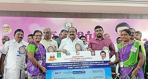 ஒட்டன்சத்திரத்தில் சனிக்கிழமை நடைபெற்ற மகளிா் தின விழாவில் சுய உதவிக் குழுவினருக்கு கடன் உதவிகளை வழங்கிய அமைச்சா் அர.சக்கரபாணி. உடன் மாவட்ட ஆட்சியா் செ.சரவணன் உள்ளிட்டோா்.