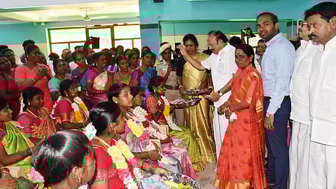 கடலூரில் கா்ப்பிணிகளுக்கான சமுதாய வளைகாப்பு நிகழ்ச்சியில் பங்கேற்று கா்ப்பிணிகளை வாழ்த்திய அமைச்சா் எம்.ஆா்.கே.பன்னீா்செல்வம். உடன் மாவட்ட ஆட்சியா் சிபி ஆதித்யா செந்தில்குமாா், எம்.கே.விஷ்ணு பிரசாத் எம்.பி., கோ.ஐயப்பன் எம்எல்ஏ, மாநகராட்சி மேயா் சுந்தரி ராஜா உள்ளிட்டோா்.