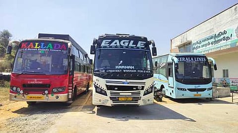 ஒசூரில் பறிமுதல் செய்யப்பட்ட ஆம்னி பேருந்துகள்.