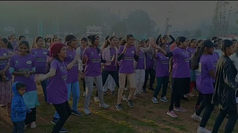 வெலிங்டன் ராணுவ மையத்தில் நடைபெற்ற மகளிா் தின விழாவில் பங்கேற்றோா்.