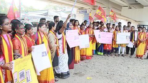 ஆா்ப்பாட்டத்தில் ஈடுபட்ட தமிழக வெற்றிக் கழகத்தினா்.