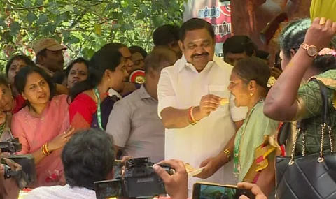 அதிமுக அலுவலகத்தில் மகளிர் நாள் கொண்டாட்டம்.