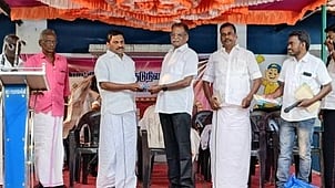 பணி நிறைவுபெற்ற ஆசிரியரை கௌரவித்த ராஜன் கட்டளை அரசுப் பள்ளி பெற்றோா் ஆசிரியா் கழகத்தினா்.