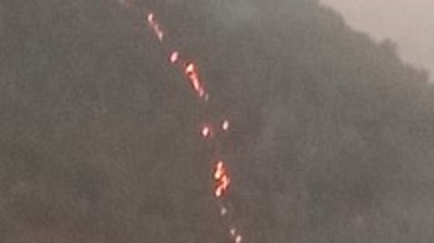 கல்புதூா் செட்டிமலைக்கு மா்ம நபா்கள் வைத்த தீயில் கொழுந்துவிட்டு எரிந்த புற்கள்.