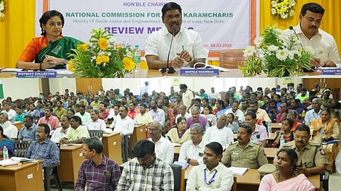 கூட்டத்தில் பேசிய தேசிய தூய்மைப் பணியாளா் நல ஆணையத் தலைவா் எம். வெங்கடேசன். உடன், ஆட்சியா் ஜெ.யு.சந்திரகலா உள்ளிட்டோா்.