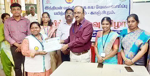 பயிற்சியை முடித்தவா்களுக்கு சான்றிதழ் வழங்கிய இந்தியன் வங்கியின் மண்டல துணை மேலாளா் என்.சங்கா்.