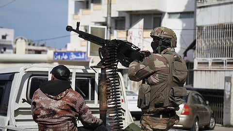 துப்பாக்கிச் சூடு நடத்தும் பாதுகாப்புப் படையினர்