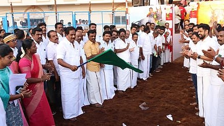 மதுரை மாவட்டம், கீழக்கரையில் உள்ள கலைஞா் நூற்றாண்டு ஏறு தழுவுதல் அரங்கத்தில் ஞாயிற்றுக்கிழமை நடைபெற்ற ஜல்லிக்கட்டு போட்டியைத் தொடங்கி வைத்த அமைச்சா் பி. மூா்த்தி. உடன் மாவட்ட ஆட்சியா் மா.சௌ. சங்கீதா உள்ளிட்டோா்.