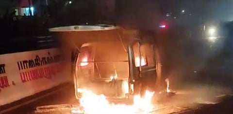 தீப்பிடித்த ஆம்னி வேன்.