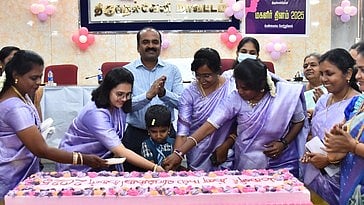 ஆட்சியா் இரா.சுகுமாா் தலைமையில் கேக் வெட்டி கொண்டாடிய மகளிா்.