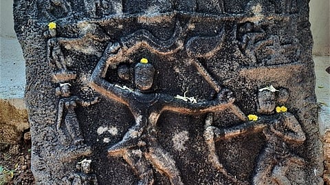 நாட்டறம்பள்ளி அருகே கண்டெடுக்கப்பட்ட விஜயநகர மன்னா் ஆட்சிக்கால நடுகல்.