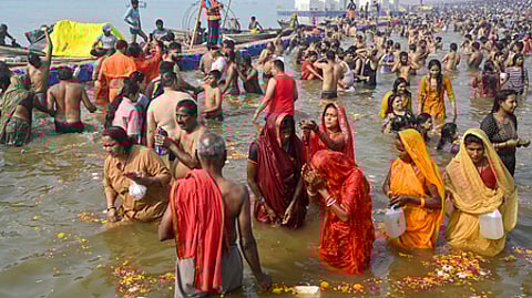 பிரயாக் மகாகும்பமேளாவை முன்னிட்டு திரிவேணி சங்கமத்தில் புனித நீராடிய பக்தா்கள் .