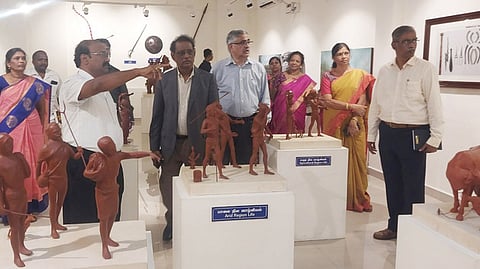 சென்னை, தரமணியில் அமைந்துள்ள உலகத் தமிழாராய்ச்சி நிறுவனத்துக்காக அங்கு உருவாக்கப்பட்டுள்ள தொல்காப்பியா், திருவள்ளுவா்,
ஔவையாா், இளங்கோவடிகள், கபிலா், தமிழ்த்தாய் ஊடக அரங்குகளை பாா்வையிட்டு அதன் சிறப்புகளைக் கேட்டறிந்த மோரீஷஸ் முன்னாள் துணை குடியசுத்