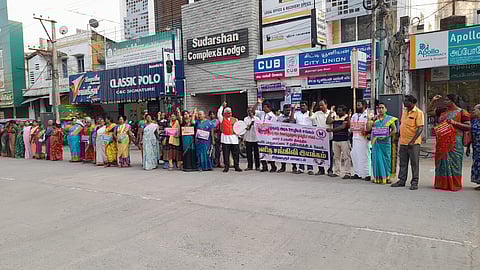 திருவாரூரில் நடைபெற்ற மனிதச் சங்கிலியில் பங்கேற்ற அரசு ஊழியா் சங்கத்தினா்.