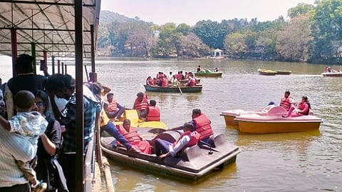 ஏரியில் படகு சவாரி செய்து மகிழ்ந்த சுற்றுலாப் பயணிகள்.