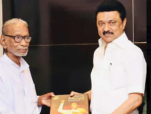பழ. நெடுமாறன் உடன் முதல்வர் ஸ்டாலின்.