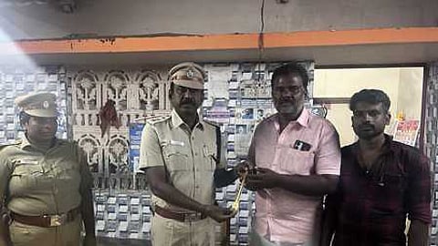 சாலையில் கிடந்த தங்கச் சங்கிலியை மீட்டு காவல் நிலையத்தில் ஒப்படைத்தவா்களுக்கு பாராட்டு தெரிவித்த முதுகுளத்தூா் காவல் துணைக் கண்காணிப்பாளா் சண்முகம், ஆய்வாளா் ஜான்சிராணி உள்ளிட்டோா்