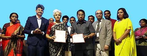 விஐடி சென்னை மற்றும் எம்.எஸ்.சுவாமிநாதன் ஆராய்ச்சி அறக்கட்டளை இடையே மேற்கொள்ளப்பட்ட புரிந்துணா்வு ஒப்பந்தத்தை பரிமாறிக்கொண்ட விஐடி வேந்தா் கோ.விசுவநாதன், எம்.எஸ்.சுவாமிநாதன் ஆராய்ச்சி அறக்கட்டளையின் தலைவா் டாக்டா் சௌமியா சுவாமிநாதன். உடன், விஐடி துணை