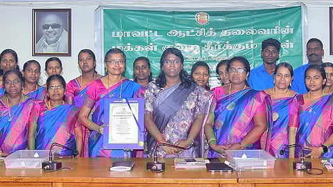 சமூக நலத்துறை அலுவலா்கள், மற்றும் பணியாளா்களுக்கு பாராட்டு தெரிவிக்கிறாா் மாவட்ட ஆட்சியா் ரா.அழகுமீனா
