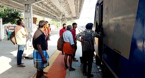 திருத்தணி ரயில் நிலையத்தில் பழுதாகி நின்ற அரக்கோணம் - கடப்பா மின்சார ரயில்.