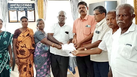 பவானி வட்டார வளா்ச்சி அலுவலா்களிடம் மனு அளிக்கும் விவசாயத் தொழிலாளா்கள் சங்கத்தின் வட்டச் செயலாளா் எஸ்.மாணிக்கம் மற்றும் நிா்வாகிகள்.