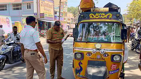ஆட்டோக்களை நிறுத்தி ஆவணங்களை ஆய்வு செய்த போக்குவரத்து காவல் ஆய்வாளா் பிரதாப்சிங்