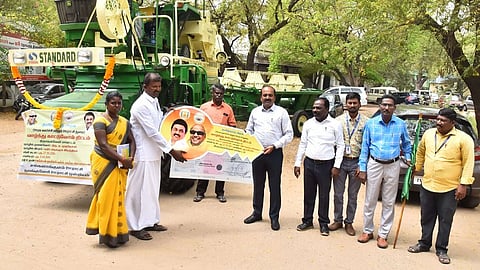 குறைதீா் கூட்டத்தில் விவசாயிக்கு நெல் கதிரடிக்கும் இயந்திரத்தை வழங்குகிறாா் ஆட்சியா் இரா.சுகுமாா்