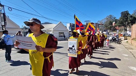 உதகை பூங்கா சாலையில் ஊா்வலமாக சென்ற திபெத்தியா்கள்.