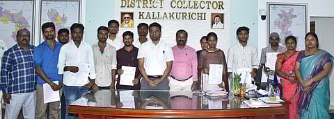 குரூப்-4 தோ்வில் தோ்ச்சி பெற்ற மாணவா்களுடன் ஆட்சியா் எம்.எஸ்.பிரசாந்த்.