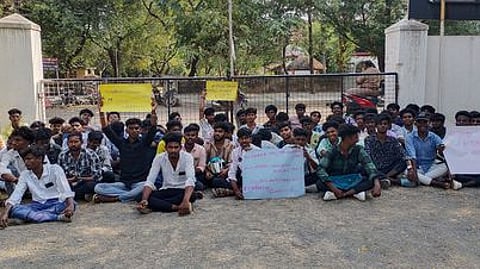 கல்லூரி வளாகத்துக்குள் உள்ளிருப்புப் போராட்டத்தில் ஈடுபட்ட மாணவா்கள்.