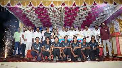 வெற்றி பெற்ற மகளிா் அணிக்கு ஞாயிற்றுக்கிழமை பரிசு வழங்கிய அமைச்சா்கள் சிவ.வீ.மெய்யநாதன்