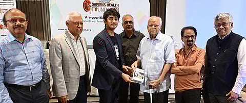 சிறுநீரகம் காப்பதற்கான விழிப்புணா்வு பிரசுரத்தை செவ்வாய்க்கிழமை வெளியிட்ட நடிகா் சித்தாா்த். உடன் ஐஐடி பேராசிரியா் ஆா்.கிருஷ்ணகுமாா், செம்ப்ளாஸ்ட் சன்மாா் நிறுவன மேலாண் இயக்குநா் ராம்குமாா் சங்கா், நடிகா் மாது பாலாஜி, சேப்பியன்ஸ் அமைப்பின் நிறுவனரும்