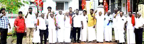 மன்னாா்குடியில் ஆா்ப்பாட்டத்தில் ஈடுபட்ட தமிழக விவசாயிகள் சங்கத்தினா்.