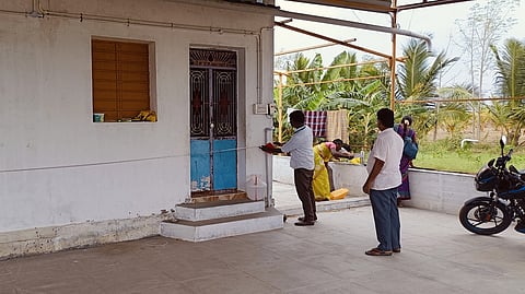 பண்ணை வீட்டை ஆய்வு செய்த அதிகாரிகள்