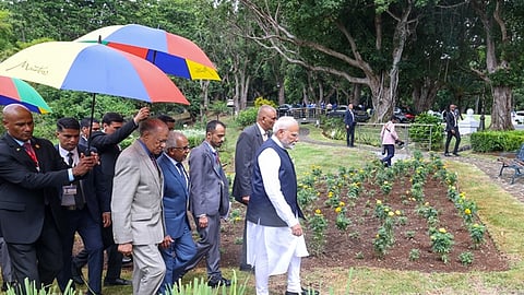 மோரீஷஸ் ஆயுர்வேத பூங்காவில் பிரதமர் நரேந்திர மோடி