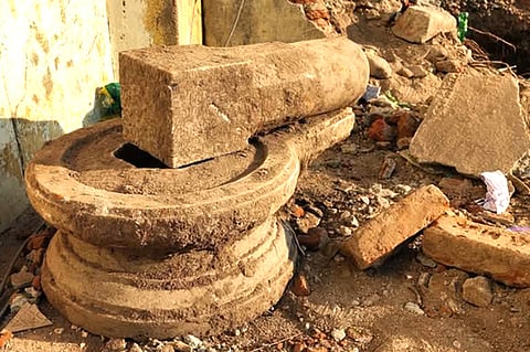 பள்ளியில் கட்டடம் கட்ட தோண்டப்பட்ட பள்ளத்தில் இருந்து கண்டெடுக்கப்பட்ட கருங்கல்லால் ஆன லிங்கம்.