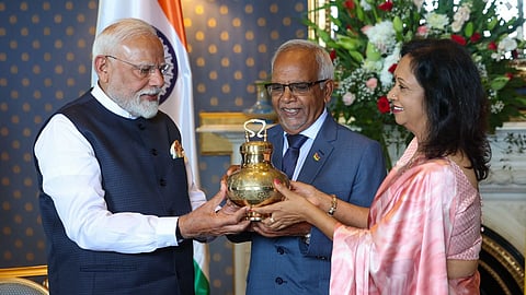 மோரீஷஸ் குடியரசுத் தலைவருக்கு கும்பமேளா நீரை பரிசளிக்கும் பிரதமர் மோடி