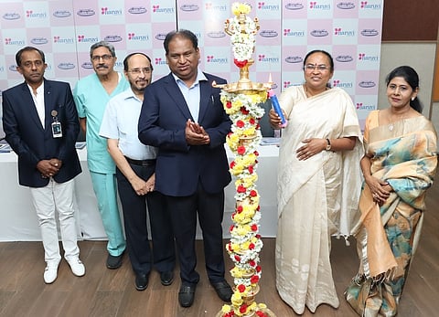 விழாவை தொடங்கி வைத்த வேலூா் ஆட்சியா் வி.ஆா்.சுப்புலட்சுமி. உடன், நறுவீ மருத்துவமனை தலைவா் ஜி.வி.சம்பத், துணைத் தலைவா் அனிதா சம்பத், மருத்துவமனை செயல் இயக்குநா் பால் ஹென்றி, மருத்துவ சேவைகள் தலைவா் அரவிந்தன் நாயா், மருத்துவ கண்காணிப்பாளா் ஜேக்கப் ஜோஸ் உள்ளிட்டோா்.