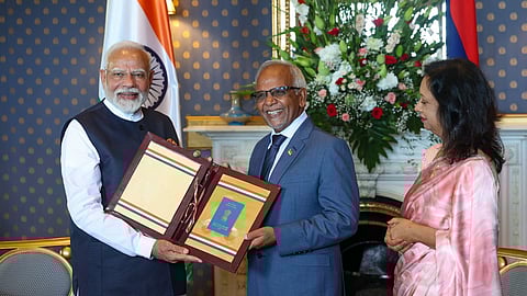 மோரீஷஸ் குடியரசுத் தலைவர் தரம்பீர் கோகூல் மற்றும் அவரின் மனைவி பிருந்தா கோகூல் ஆகியோருடன் பிரதமர் நரேந்திர மோடி.