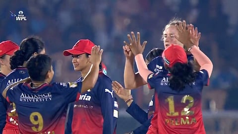 வெற்றியுடன் நிறைவு செய்த பெங்களூரு: எலிமினேட்டரில் மும்பை - குஜராத் நாளை மோதல்