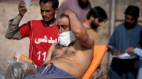 ரயிலிலிருந்து மீட்கப்பட்ட ஒரு பயணி.