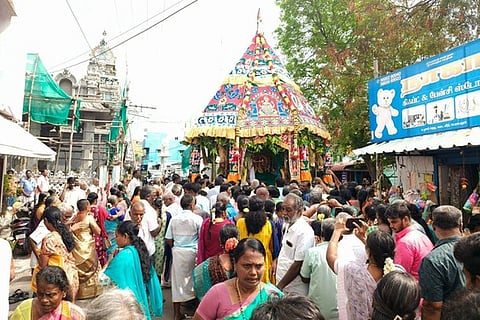 பெரம்பலூா் ஸ்ரீ அகிலாண்டேசுவரி சமேத பிரம்மபுரீசுவரா் கோயிலில் புதன்கிழமை நடைபெற்ற மாசி மகத் தேரோட்டத்தில் பங்கேற்ற பக்தா்கள்.