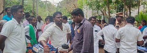 விழுப்புரம் டி.ஐ.ஜி. அலுவலகத்தில் புகாா் மனு அளிக்க வந்த பு.கொணலவாடி கிராம மக்கள்.