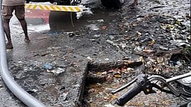 பெரியாா் சிலை அருகே உள்ள கழிவுநீா் கால்வாயை தூா்வாரும் பணியில் ஈடுபட்ட பணியாளா்கள்.